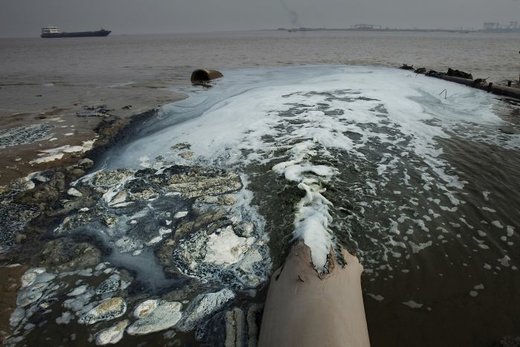 تخلیه مواد صنعتی - شیمیایی در دریا