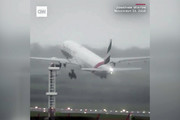 فیلم | فرود ناموفق هواپیمای امارات بخاطر وزش باد