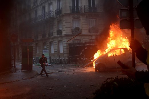 صحنه‌ای از تظاهرات اعتراضی به افزایش قیمت سوخت در پاریس