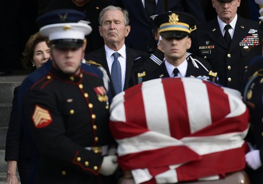 جرج دابلیو بوش و همسرش در مراسم تشییع جنازه پدرش در کلیسای جامع ملی واشینگتن