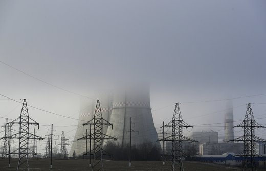 یک نیروگاه در  شهر مینسک بلاروس و هوای مه آلود