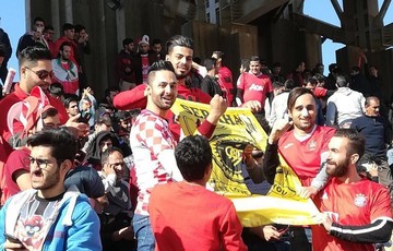 هواداران پرسپولیس پرچم سپاهان را آتش زدند
