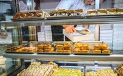 اقرار رئیس صنف قنادها به کم‌فروشی: جعبه را به نرخ شیرینی می‌دهیم!
