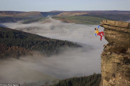 آویزان شدن از صخره در کوههای پناینز انگلستان