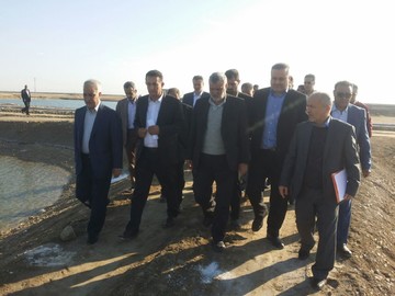 بازدید وزیر جهاد کشاورزی از مزرعه پرورش میگوی شور در بندرعباس 