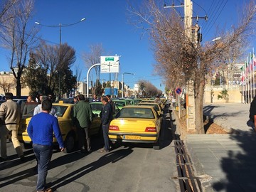  اعتراض تاکسی‌رانان شهرکردی به ارزانی تاکسی‌های اینترنتی