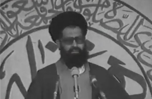 ببینید | اعلام شهادت آیت الله دستغیب به دست منافقین دهه 60 قبل از نماز جمعه