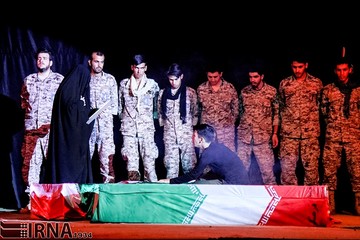 حاشیه‌های یک تئاتر/ دمیدن بولتن سازان در آتش دشمنان انقلاب