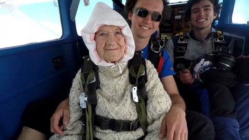 مادربزرگ ۱۰۲ ساله، پیرترین سقوط کننده آزاد