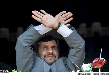 توهم تازه احمدی نژاد: بیرونی ها می خواهند با تخریب من،راه سلطه بر ایران را باز کنند!