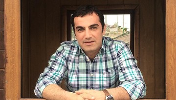عکس | صداپیشه جناب‌خان کنارِ دو دوست هم‌دانشکده‌ای