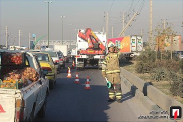 تصادف کامیونت باری با تیر برق در جاده قدیم کرج