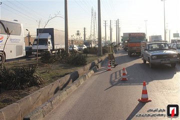 تصادف کامیونت باری با تیر برق در جاده قدیم کرج