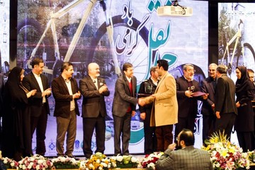  تقدیر از رئیس سازمان مدیریت حمل و نقل بار و مسافر شهرداری رشت 