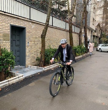 سفیر سوئیس در تهران به کمپین سه‌شنبه‌های بدون خودرو پیوست/ عکس