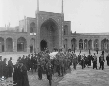 تشییع جنازه خلوت رضاشاه در قم، آیت‌الله مهدوی کنی در این باره در کتاب خاطراتشان می‌نویسند: با توجه به فعالیت‌های سیاسی در قم و جوی که پیدا شد هیچ یک از آقایان مراجع حاضر نشدند در تشییع جنازه رضا شاه حاضر بشوند و یا نماز بخوانند، جنازه را با عجله به قم آوردند؛ طوافی دادند و بردند، علما و طلاب نیز طبق تصمیم قبلی از مدرسه‌ها و خانه‌ها بیرون نیامدند و در تشییع شرکت نکردند؛