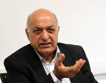 محمود آموزگار از دلیل حذف برخی کتاب‌ها توسط ناشران می‌گوید