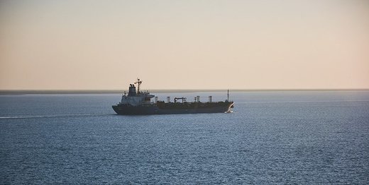عکس | نجات کشتی سانحه دیده با کمک نیروی دریایی ارتش