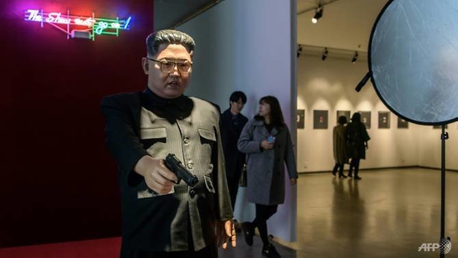 نمایشگاه هنری کره جنوبی: کیم دارد شلیک می‌کند و ترامپ مرده است + تصاویر