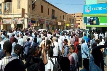 سودان در حالت حکومت نظامی/ گرانی نان کار دست عمرالبشیر داد!