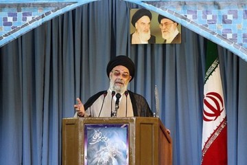 امام جمعه اصفهان خطاب به نمایندگان: برای جلوگیری از تضعیف مجلس استعفا را ادامه ندهید 