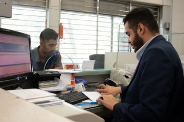 وزیر اقتصاد خبر داد: شعب بانکی کاهش می‌یابد