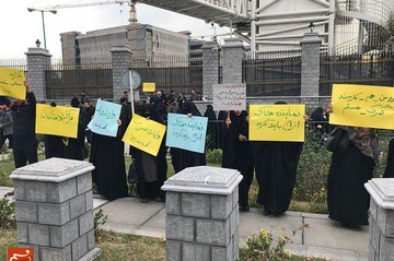 تجمع دانشجویان انقلابی در اعتراض به هتاکی نماینده سراوان مقابل مجلس