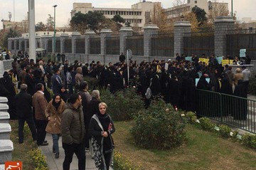 تجمع دانشجویان انقلابی در اعتراض به هتاکی نماینده سراوان مقابل مجلس