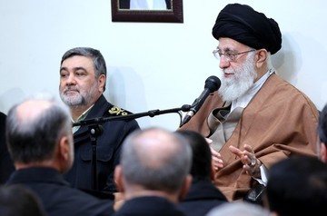 دیدار جمعی از فرماندهان و مسئولان نیروی انتظامی با فرمانده کل قوا