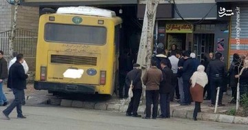 عکس | ورود اتوبوس به قنادی در قزوین! 