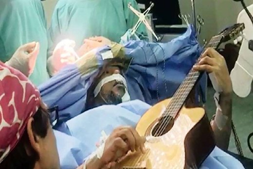 گیتار زدن هنرمند آفریقایی حین عمل جراحی مغز