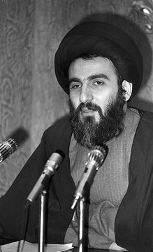  آیت‌الله سید محمود هاشمی شاهرودی، در مصاحبه مطبوعاتی سال 1365 به سوالات خبرنگاران پاسخ می دهد
