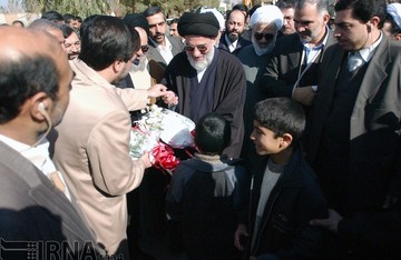 آیت‌الله سید محمود هاشمی شاهرودی، رئیس قوه قضائیه ، سال 1383به استان یزد سفر می کند
