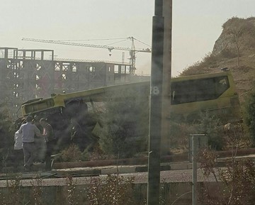 واژگونی اتوبوس در محوطه دانشگاه آزاد علوم تحقیقات تهران