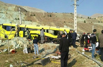 واژگونی اتوبوس در محوطه دانشگاه آزاد علوم تحقیقات تهران