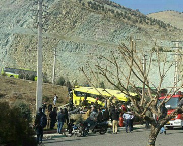 واژگونی اتوبوس در محوطه دانشگاه آزاد علوم تحقیقات تهران