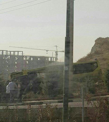 واژگونی اتوبوس در محوطه دانشگاه آزاد علوم تحقیقات تهران