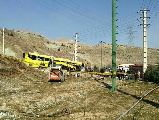 واژگونی اتوبوس در محوطه دانشگاه آزاد علوم تحقیقات تهران