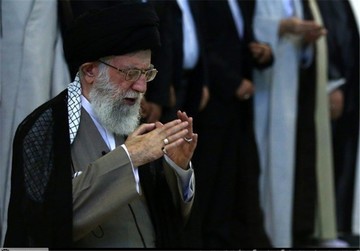 مقام معظم رهبری بر پیکر آیت‌الله هاشمی شاهرودی نماز اقامه کردند