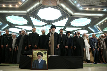اقامه نماز رهبر معظم انقلاب اسلامی بر پیکر آیت الله هاشمی‌شاهرودی