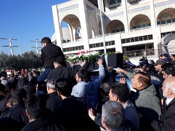 پیکر آیت‌الله هاشمی شاهرودی پس از خروج از شبستان مصلی امام خمینی(ره)، با حضور گسترده مردم به سمت درب ضلع غربی مصلی تشییع شد