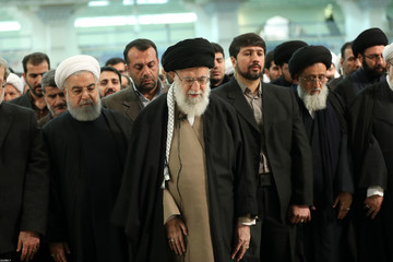 اقامه نماز بر پیکر مرحوم آیت الله هاشمی‌شاهرودی