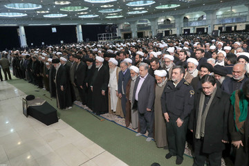 اقامه نماز بر پیکر مرحوم آیت الله هاشمی‌شاهرودی