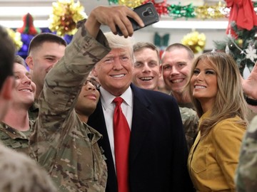 تصاویر| ترامپ درسفری غیرمنتظره از نظامیان آمریکایی در عراق دیدار کرد