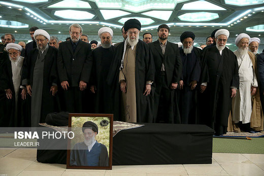 عکس | اقامه نماز رهبر معظم انقلاب بر پیکر مرحوم آیتالله هاشمیشاهرودی عکس | اقامه نماز رهبر معظم انقلاب بر پیکر مرحوم آیتالله هاشمیشاهرودی