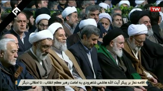 احمدی‌نژاد در مراسم اقامه نماز بر پیکر هاشمی‌شاهرودی/ عکس