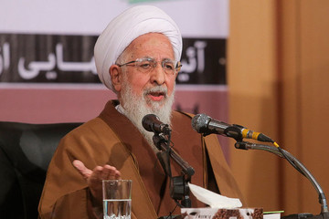 آیت‌الله جوادی‌آملی: امام خمینی(ره) داغ دین داشتند/ باید تولید کننده علم باشیم