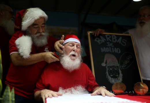تراشیدن ریش بابانوئل برای شرکت در مراسمی در شهر ریو دو ژانیرو برزیل