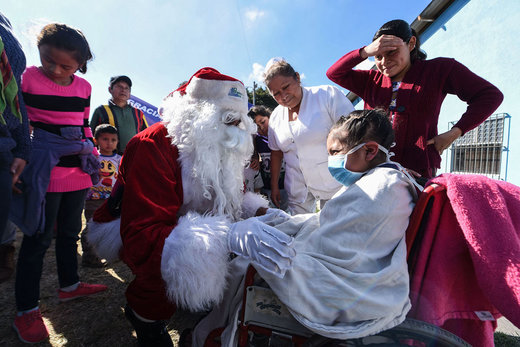 ملاقات بابانوئل با بیماران در گواتمالا