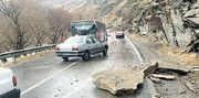 تصاویر | ریزش کوه در جاده چالوس و خسارت شدید خودروها
